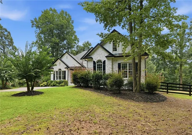 Photo 4 of Sale Pending at 8665 Bay Dr, Gainesville, GA 30506 | MLS# 7817479 | Listing updated on 2026-10-23