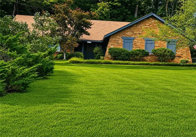 Photo 3 of Sale Pending at 946 Cochise Trl Se, Conyers, GA 30094 | MLS# 7829736 | Listing updated on 2026-09-15