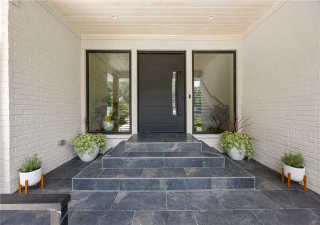 2nd image of 680 Carriage Dr, Sandy Springs, GA 30328 | MLS# 7790245