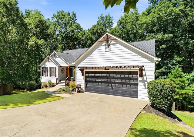Photo 3 of Single family home for sale at 212 Oak Holw Ct, White, GA 30184 | MLS# 7815215 | Listing updated on 2026-09-08