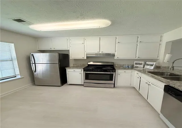 Photo 3 of Sale Pending at 5376 Cherry Wood Dr, Stone Mountain, GA 30083 | MLS# 7798856 | Listing updated on 2026-08-19