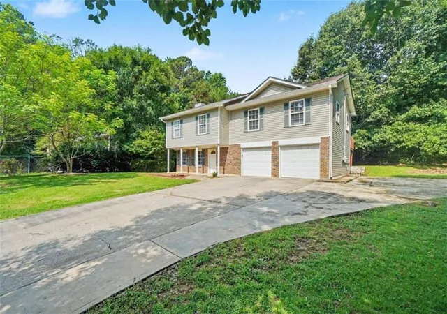 Photo 3 of Sale Pending at 3364 Hollyridge Trl, Marietta, GA 30008 | MLS# 7791747 | Listing updated on 2026-09-11