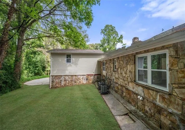 Listing Photo 2 - Condo for sale in building located at 1721 Hortense Pl NW, Atlanta, GA 30318 - Unit #