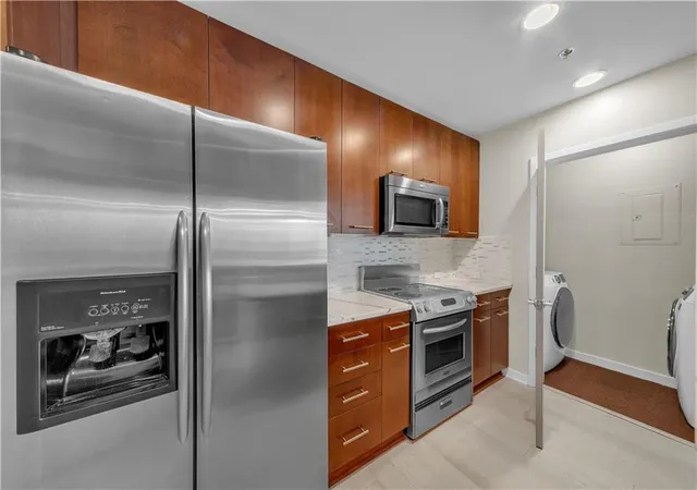 Photo 3 of Condo for sale at 3324 Peachtree Rd NE #1401, Atlanta, GA 30326 | MLS# 7819171 | Listing updated on 2026-08-17