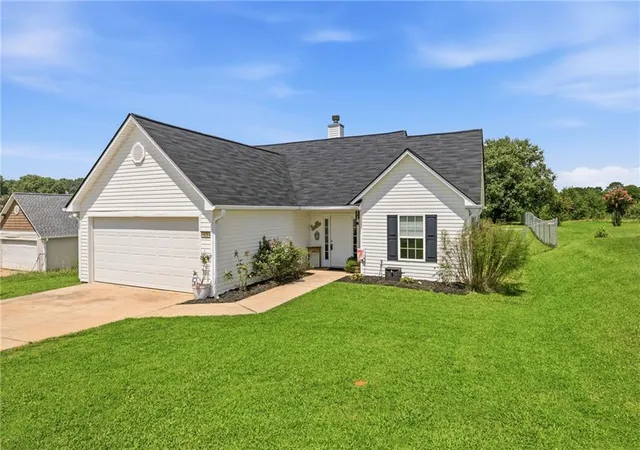 3rd image of 121 Crestview Dr, Carnesville, GA 30521 | MLS# 7810481