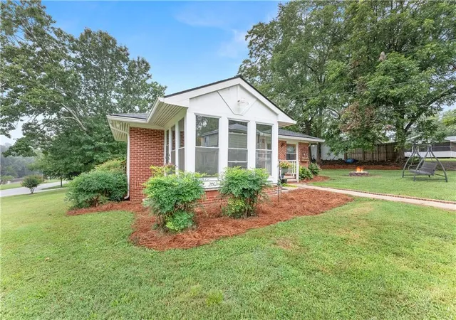 3rd image of 5907 Main St, Lula, GA 30554 | MLS# 7806136