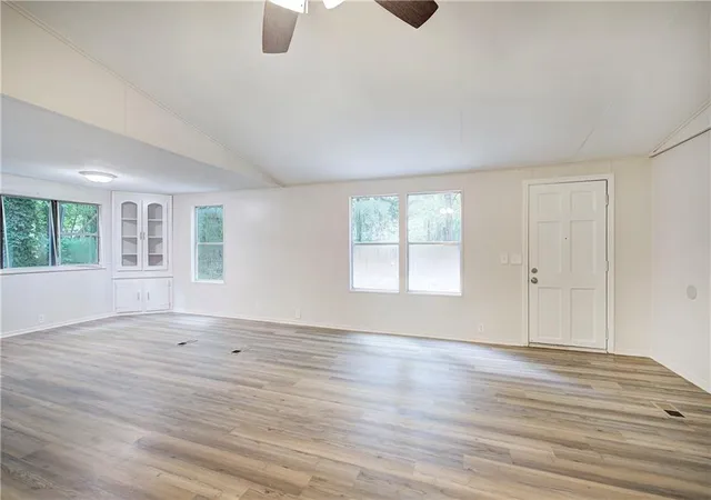 Photo 4 of Single family home for sale at 5160 E Holiday Ct SE, Acworth, GA 30102 | MLS# 7821056 | Listing updated on 2026-09-14