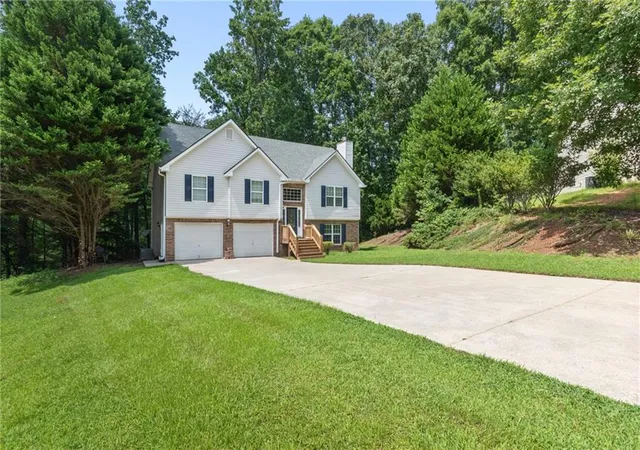 Photo 3 of Sale Pending at 4718 Middleboro Ln, Gainesville, GA 30506 | MLS# 7821277 | Listing updated on 2026-10-07