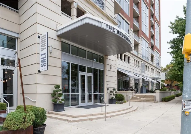 Listing Photo 2 - Condo for sale in building located at 1820 Peachtree St Nw, Atlanta, GA 30309 - Unit #811
