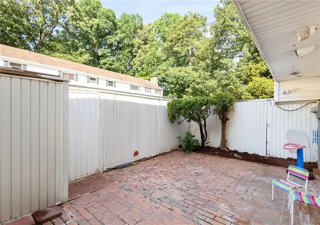 Listing Photo 2 - Condo for sale in building located at 7312 Cardigan Cir, Sandy Springs, GA 30328 - Unit #