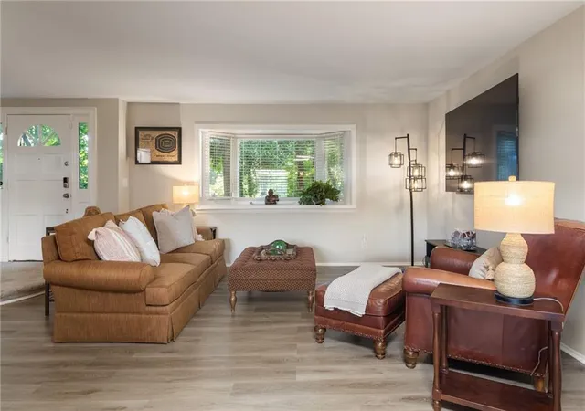 Listing Photo 3 - Condo for sale in building located at 7312 Cardigan Cir, Sandy Springs, GA 30328