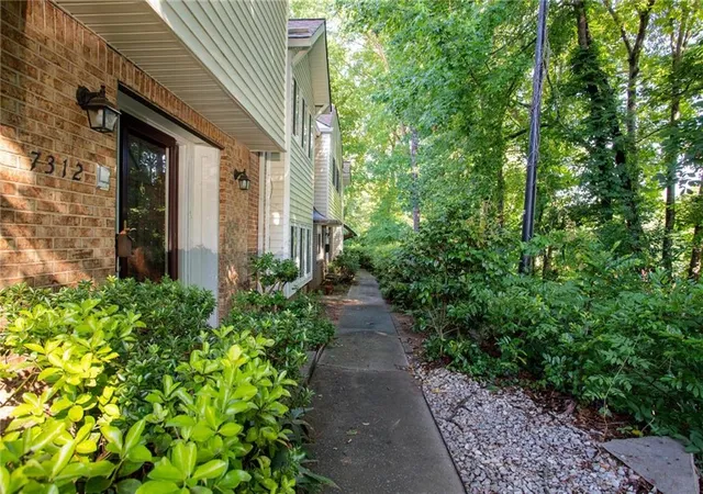 Listing Photo 4 - Condo for sale in building located at 7312 Cardigan Cir, Sandy Springs, GA 30328