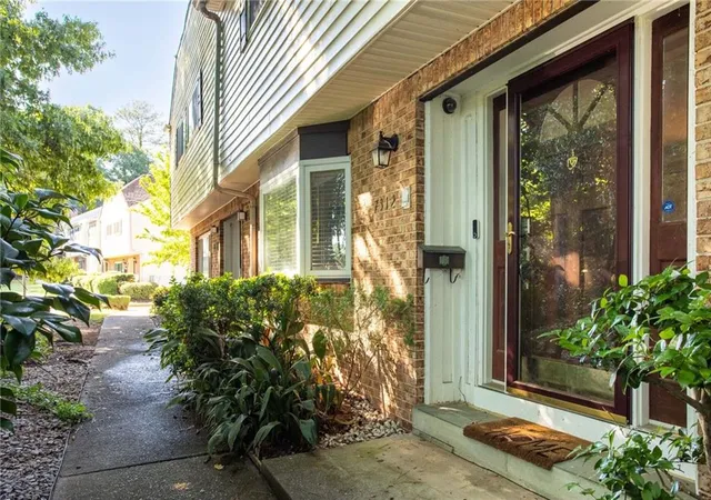Listing Photo 5 - Condo for sale in building located at 7312 Cardigan Cir, Sandy Springs, GA 30328