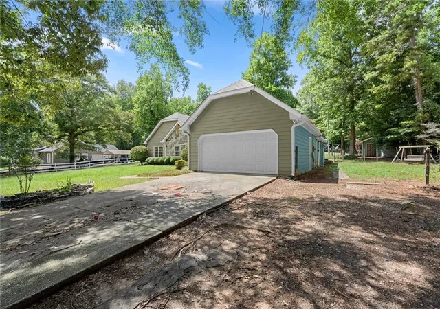 Photo 3 of Sale Pending at 5015 Logans Run, Loganville, GA 30052 | MLS# 7805207 | Listing updated on 2026-09-21