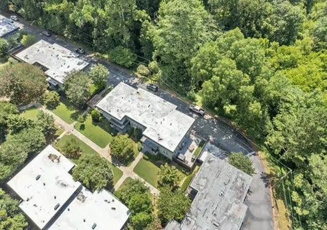 Listing Photo 2 - Condo for sale in building located at 311 Lakemoore Dr, Atlanta, GA 30342