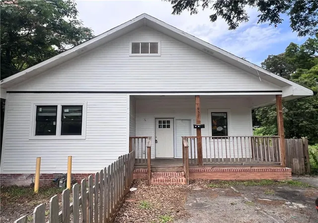 Photo 1 of Sale Pending at 957 Metropolitan Pkwy Sw, Atlanta, GA 30310 | MLS# 7789164 | Listing updated on 2026-10-27