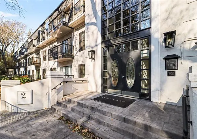 Listing Photo 2 - Condo for sale in building located at 1202 Pine Hts, Atlanta, GA 30324 - Unit #