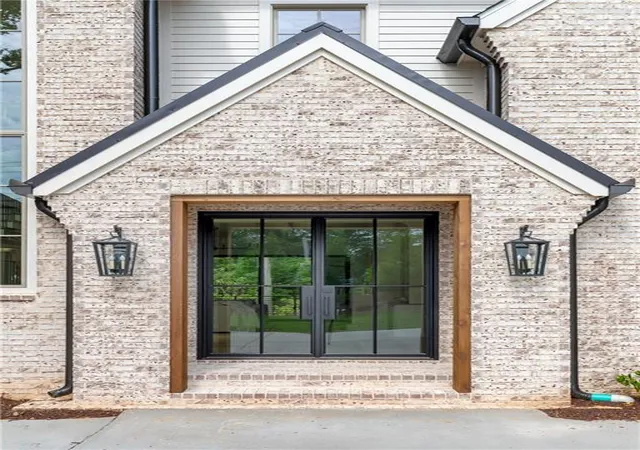 Photo 2 of Sale Pending at 10908 Woodstock Rd, Roswell, GA 30075 | MLS# 7768688 | Listing updated on 2026-10-08