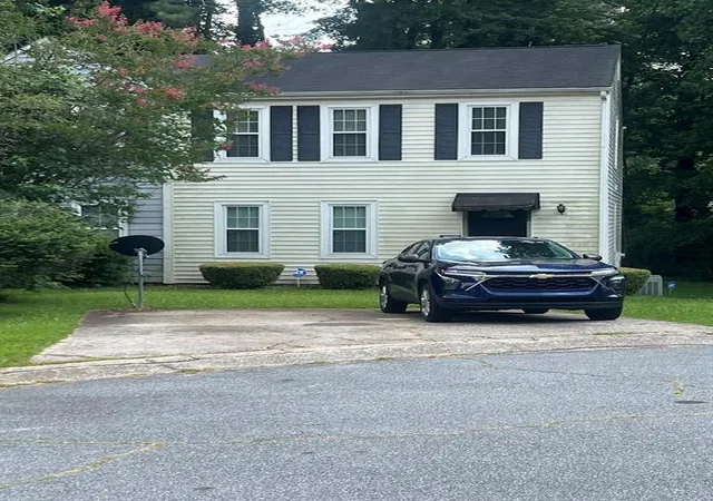 Photo 3 of Sale Pending at 355 Pin Oak Ct SW, Marietta, GA 30008 | MLS# 7772113 | Listing updated on 2026-09-04