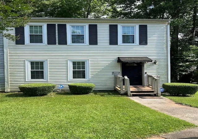Photo 4 of Sale Pending at 355 Pin Oak Ct SW, Marietta, GA 30008 | MLS# 7772113 | Listing updated on 2026-09-04