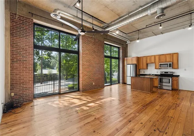 Listing Photo 3 - Condo for sale in building located at 6105 Blue Stone Rd, Sandy Springs, GA 30328 - Unit #101