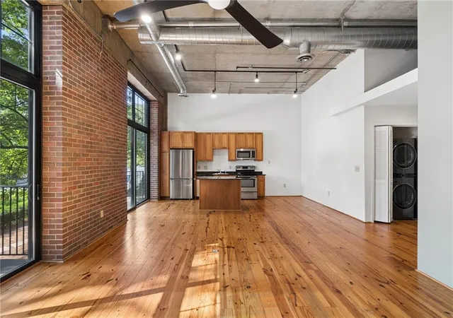 Listing Photo 5 - Condo for sale in building located at 6105 Blue Stone Rd, Sandy Springs, GA 30328 - Unit #101