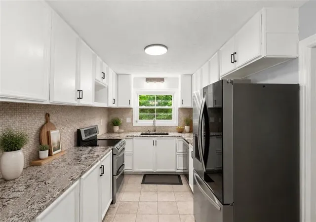 Listing Photo 5 - Condo for sale in building located at 140 Woodhaven Wy, Alpharetta, GA 30009