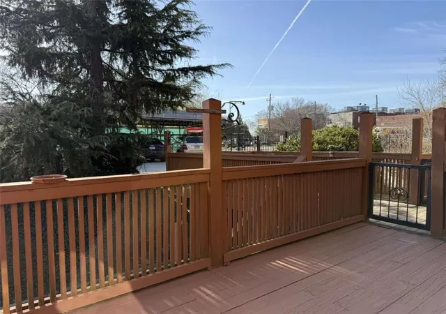 Listing Photo 2 - Condo for sale in building located at 184 Walker St, Atlanta, GA 30313 - Unit #E