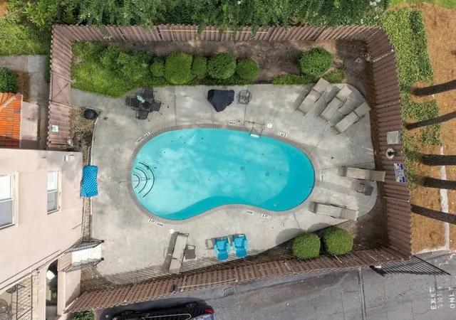 Listing Photo 2 - Condo for sale in building located at 395 Pharr Rd Ne, Atlanta, GA 30305 - Unit #208