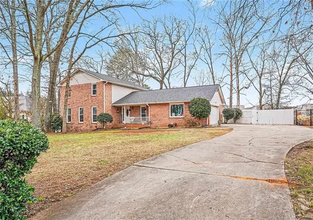 Photo 2 of Single family home for sale at 2571 Highland Golf Crse Dr, Conyers, GA 30013 | MLS# 7701331 | Listing updated on 2026-09-08