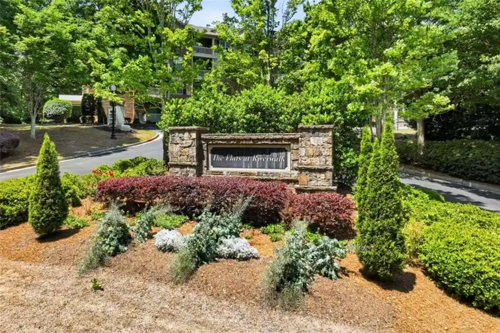 Listing Photo 2 - Condo for sale in 3150 Woodwalk Dr located at 3150 Woodwalk Dr, Atlanta, GA 30339 - Unit #3403