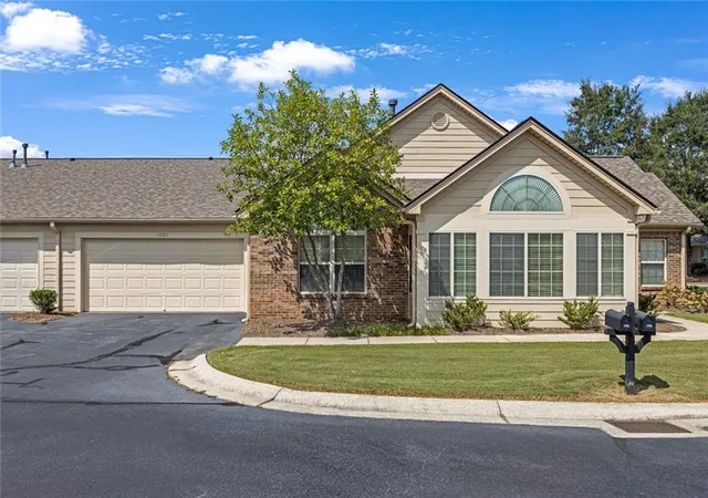 Photo 3 of Sale Pending at 1701 Silver Summit Dr Se, Conyers, GA 30094 | MLS# 7816817 | Listing updated on 2026-09-16