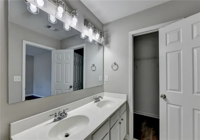 Listing Photo 2 - Condo for sale in building located at 2214 Lndg Walk Dr, Duluth, GA 30097 - Unit #