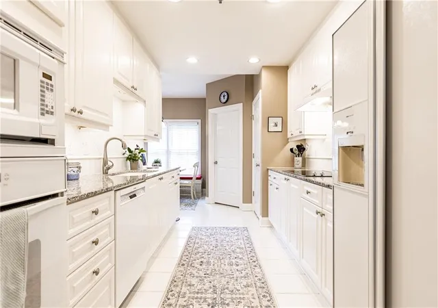 Listing Photo 5 - Condo for sale in building located at 211 Colonial Homes Dr Nw, Atlanta, GA 30309 - Unit #2508