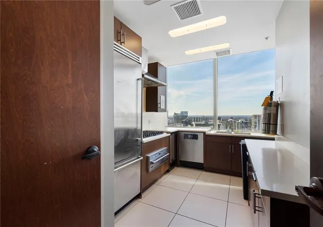 Listing Photo 2 - Condo for sale in building located at 3630 Peachtree Rd Ne, Atlanta, GA 30326 - Unit #2204