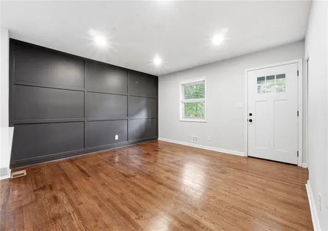 Photo 4 of Sale Pending at 26 Vanguard Cir SW, Marietta, GA 30060 | MLS# 7815531 | Listing updated on 2026-08-25