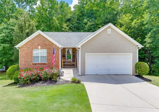 Homes for sale in Flowery Branch, GA | 6211 Huntcliff Dr, Flowery Branch, GA 30542 | MLS# 7773199