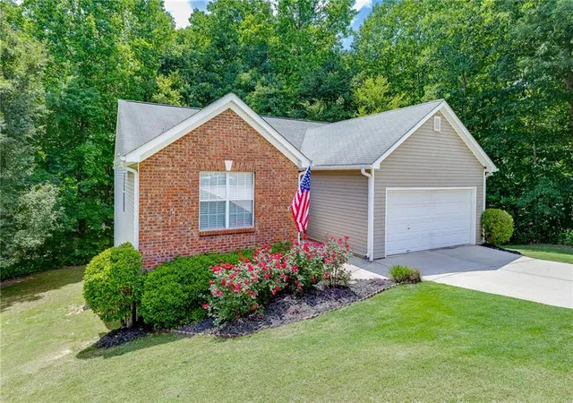 Homes for sale in Flowery Branch, GA | 6211 Huntcliff Dr, Flowery Branch, GA 30542 | MLS# 7773199