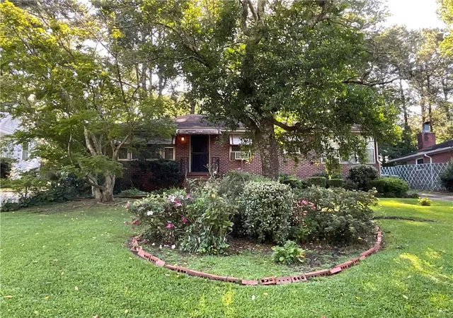 Photo 3 of Sale Pending at 2086 Edgemore Dr Se, Atlanta, GA 30316 | MLS# 7822322 | Listing updated on 2026-09-10