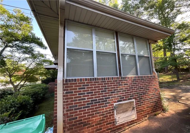 Photo 3 of Sale Pending at 2086 Edgemore Dr SE, Atlanta, GA 30316 | MLS# 7822322 | Listing updated on 2026-09-10
