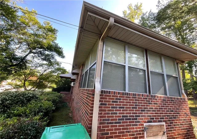 Photo 4 of Sale Pending at 2086 Edgemore Dr SE, Atlanta, GA 30316 | MLS# 7822322 | Listing updated on 2026-09-10