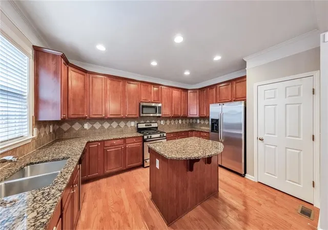 4th image of 3363 Cumberland Clb Dr, Atlanta, GA 30339
