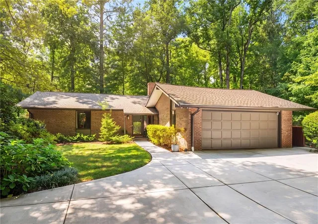 Photo 3 of Sale Pending at 910 Freemanwood Ln, Alpharetta, GA 30004 | MLS# 7817061 | Listing updated on 2026-09-17