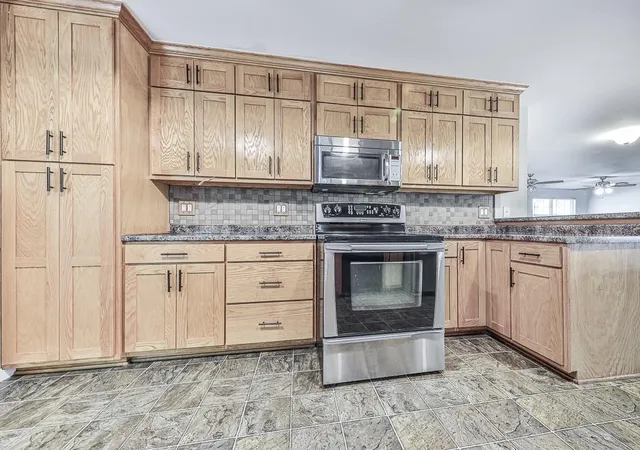 Photo 3 of Sale Pending at 424 Shamrock Dr, Dalton, GA 30721 | MLS# 7751098 | Listing updated on 2026-08-31