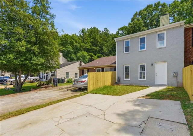 Photo 2 of Townhouse for sale at 260 Timber Crk Ln Sw, Marietta, GA 30060 | MLS# 7802199 | Listing updated on 2026-08-19