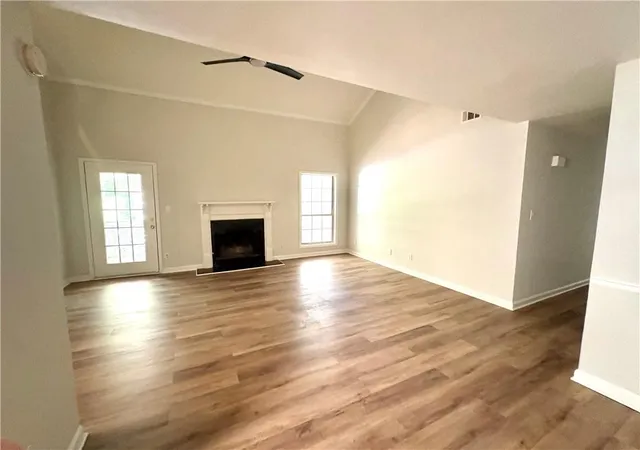 Listing Photo 4 - Condo for sale in building located at 4080 Riverlook Pkwy, Marietta, GA 30067 - Unit #205