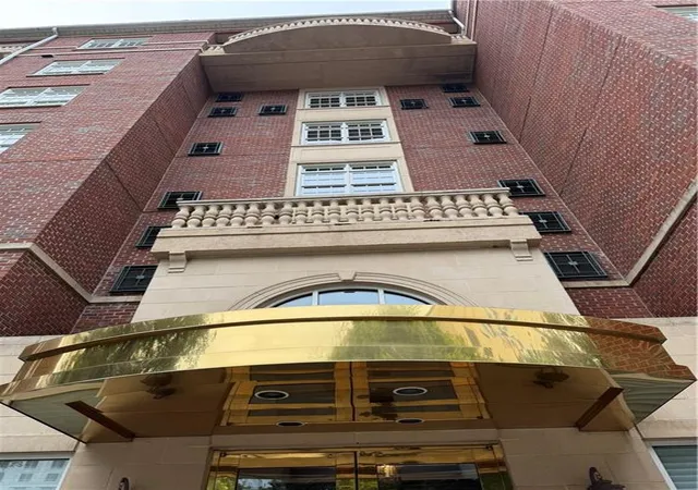 Listing Photo 4 - Condo for sale in building located at 77 Peachtree Pl, Atlanta, GA 30309 - Unit #304