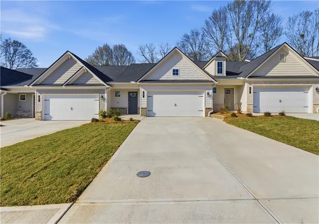 Photo 2 of Townhouse for sale at 32 Silver Leaf Ln #4, Dawsonville, GA 30534 | MLS# 7730110 | Listing updated on 2026-08-30