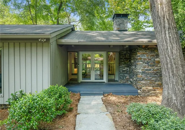 Photo 2 of Single family home for sale at 460 Valley Green Dr Ne, Atlanta, GA 30342 | MLS# 7823988 | Listing updated on 2026-09-14