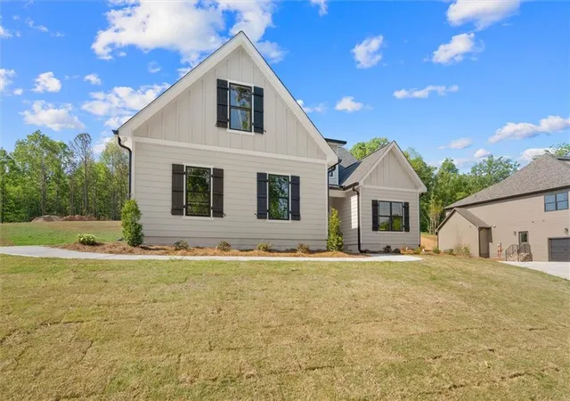 Photo 3 of Single family home for sale at 165 W Lake Blvd, Carrollton, GA 30116 | MLS# 7758190 | Listing updated on 2026-10-23